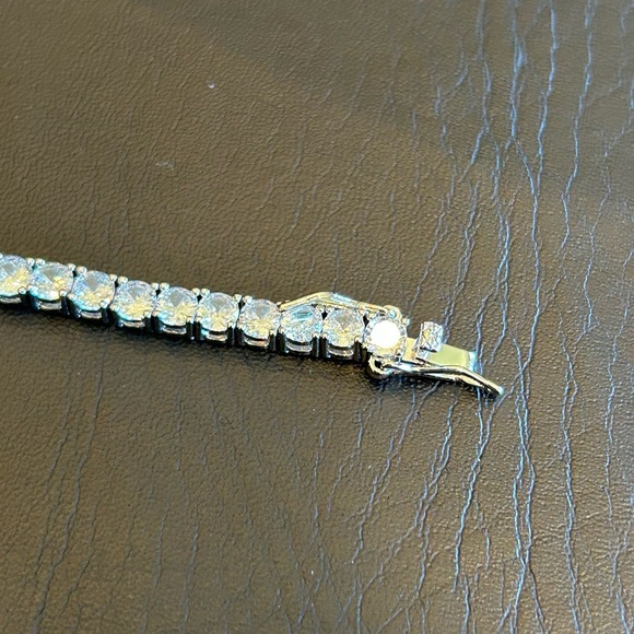 Brand New 4mm 8 Inch Silver Tennis Bracelet VVS1 Moissanite - Picture 5 of 8